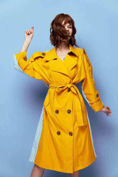 Mulher elegante Cabelo cobre o rosto, gesticulando com as mãos lábios vermelhos — Fotografia de Stock