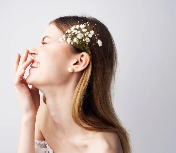 Mujer elegante flores en la decoración del cabello modelo divertido de lujo — Foto de Stock