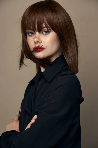 Elegante abrigo de mujer con cinturón sonrisa encantadora divertirse —  Fotos de Stock