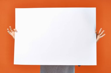 Beyaz sayfa reklam reklamcısı arka planda turuncu arka plan model poster