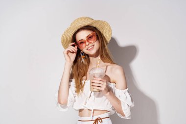 Güzel bir kadın çekici saçlar lüks kozmetik modelleri cezbediyor.