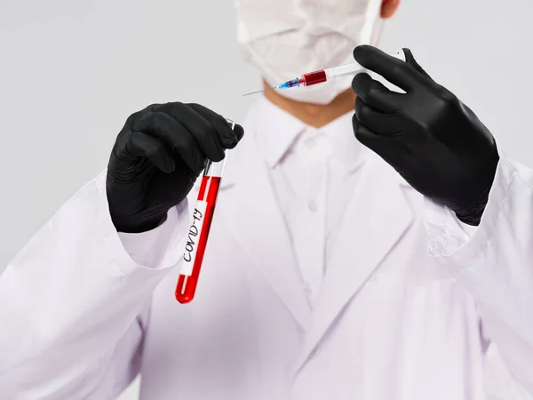 Чорні рукавички пробірка з аналізом крові дослідницька лабораторія шприца — стокове фото