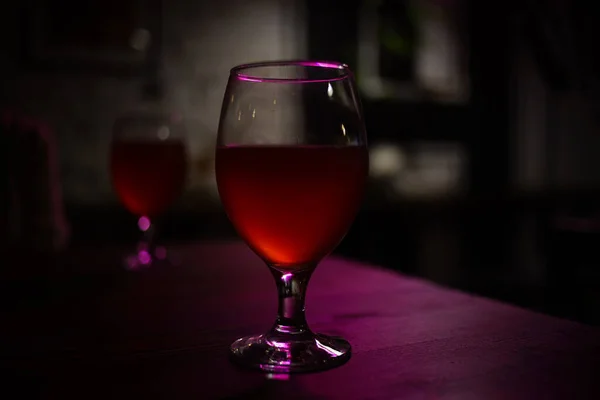 Restaurant glas met drank romantiek alcohol interieur — Stockfoto