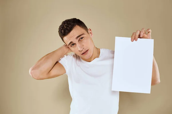 Człowiek trzyma biały arkusz papieru w ręku billboard kopia przestrzeń biuro — Zdjęcie stockowe