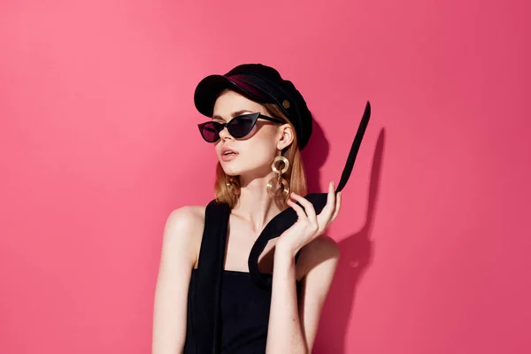Elegante mulher estúdio de moda luxo preto boné rosa fundo — Fotografia de Stock