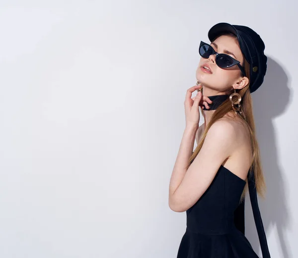 Hermosa mujer vestido negro gafas de sol moda glamour joyería — Foto de Stock