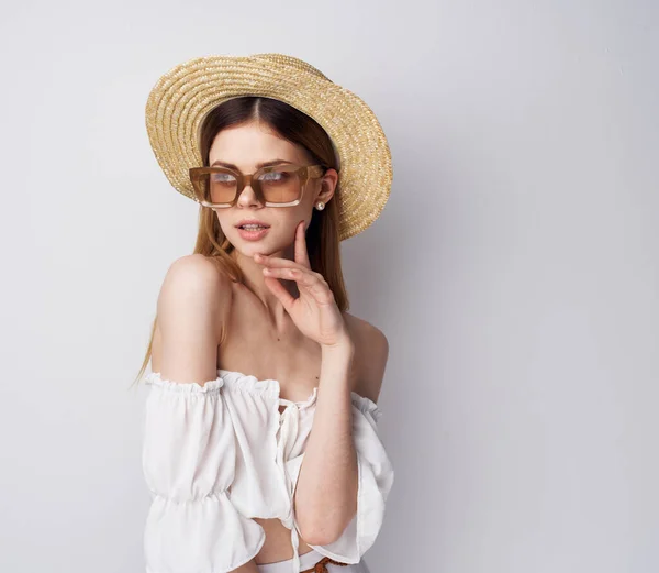 Elegant kvinna i hatt med solglasögon dricka kul närbild — Stockfoto