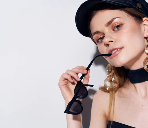 Hermosa mujer en gorra negra Glamor accesorios de joyería fondo claro — Foto de Stock