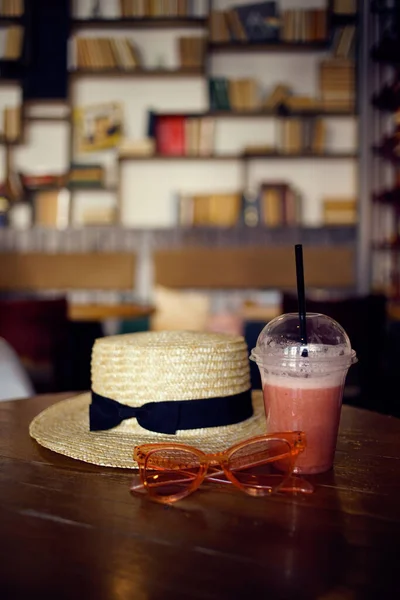Vidro de mesa restaurante com óculos de chapéu de suco interior — Fotografia de Stock