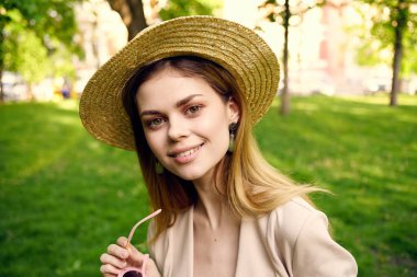 Parktaki neşeli kadın taze hava seyahati dışarıda yeşil çimenler.