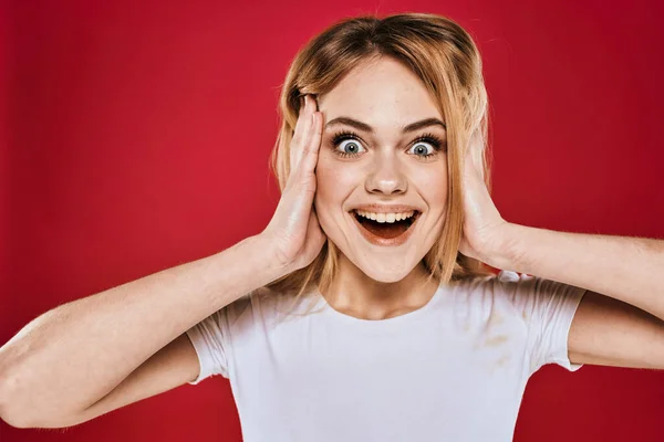 Hübsche Frau lächeln weißes T-Shirt abgeschnittene Äste roter Hintergrund — Stockfoto