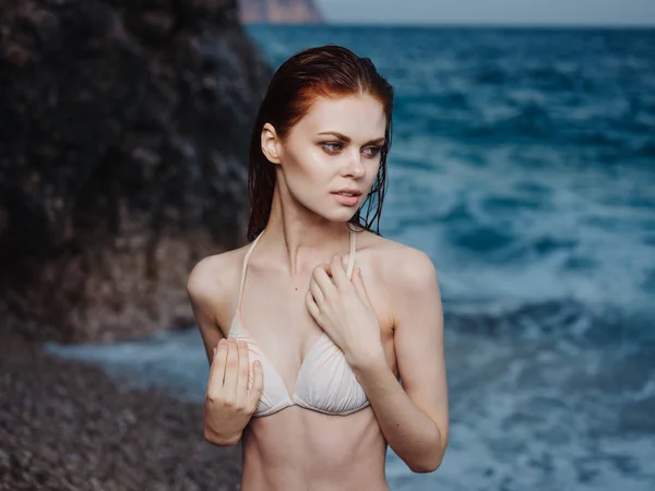 Portré bájos nő fehér fürdőruha modell és kék tenger fehér hab strand — Stock Fotó