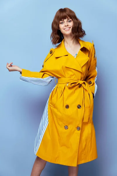 Mulher Sorriso mão no bolso amarelo listrado casaco — Fotografia de Stock