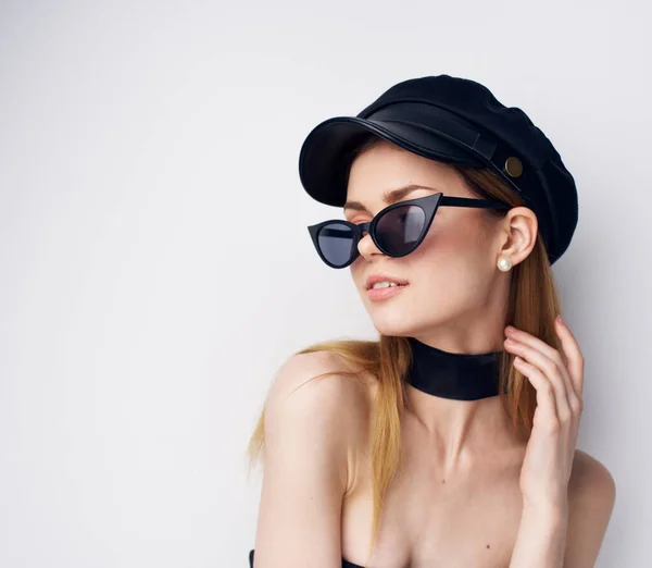 Mujer elegante en gafas de sol gorra negra estudio de moda Glamor Cosmetics — Foto de Stock