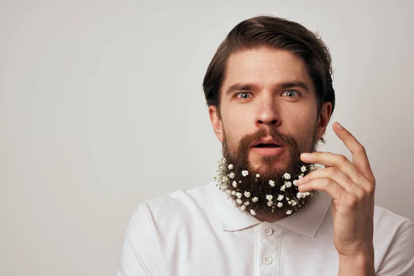 Eleganter Mann Mit Blumen Bart Dekoration Studiohintergrund Hochwertiges Foto — Stockfoto