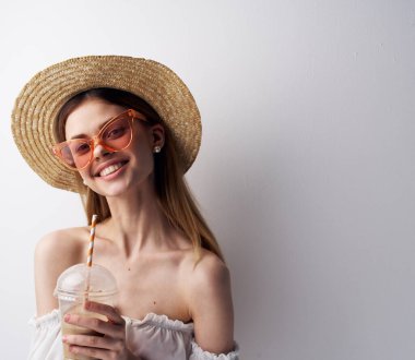 Güzel kadın. Moda gözlükleri. İçki mankenli.