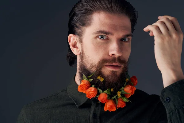 Eleganter Mann Mit Blumen Bart Dekoration Studiohintergrund Hochwertiges Foto — Stockfoto