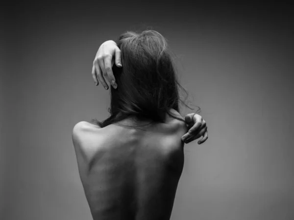 Schwarz-Weiß-Fotografie Porträt einer Frau mit nacktem Rücken und Nahaufnahme — Stockfoto