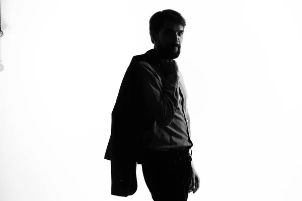 Άνθρωπος με κοστούμι ντετέκτιβ έγκλημα φως φόντο σκιά ινκόγκνιτο — Φωτογραφία Αρχείου