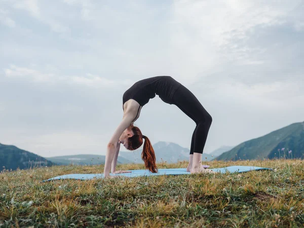 Kobieta robi gimnastykę jogi fitness mat asana medytacji — Zdjęcie stockowe