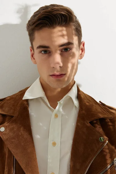 Snygg kille porträtt brun jacka närbild beskärd vy — Stockfoto