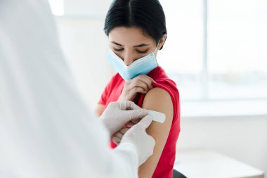 Enjeksiyondan sonra hasta. Sağlık Coronavirüsü.