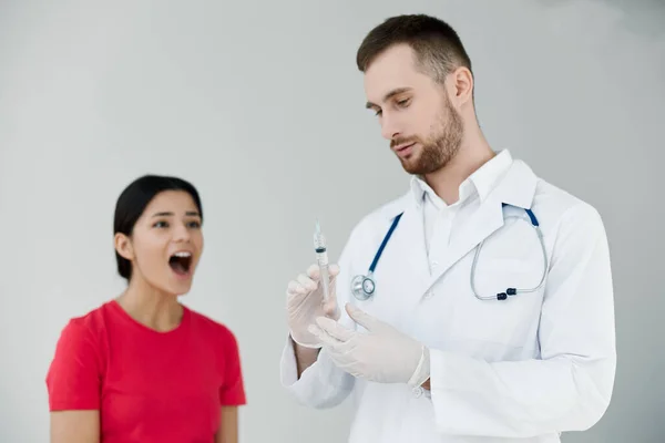 Donna a bocca aperta ha paura di iniezioni vicino al medico vaccinazioni covid — Foto Stock