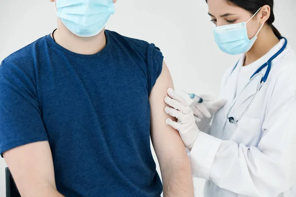 Epidemisk kvinna läkare sjuksköterska bär skyddshandskar och coronavirus vaccin — Stockfoto