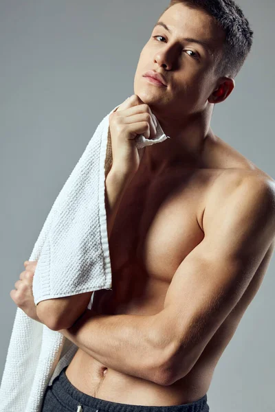スポーティな男は手でタオルで体を汲み上げますクローズアップクリップビュー — ストック写真
