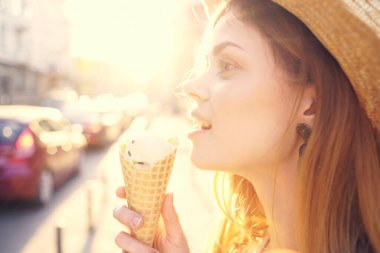 Güzel bir kadın dondurma sokak boyunca yürür cazibesiyle