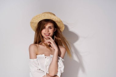 Şapka takan neşeli kadın zarif stil Stüdyo cazibesi lüks model