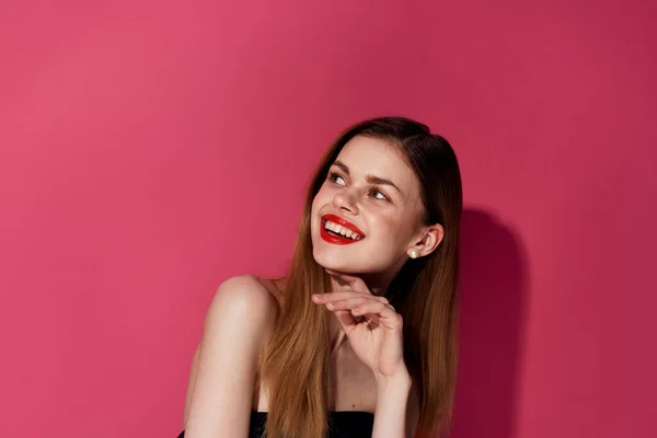 可愛いです陽気な女性と赤い唇化粧品感情ピンクの背景 — ストック写真