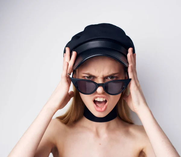 Mujer elegante en gafas de sol negro gorra accesorios de joyería primer plano — Foto de Stock
