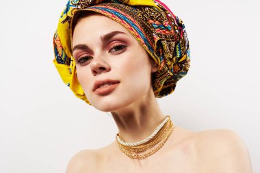 çekici bir kadın geleneksel türban yakın plan izole edilmiş.