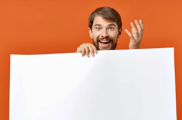 Τύπος με λευκό χαρτί σε πορτοκαλί φόντο Αφίσα mockup διαφημιστική πινακίδα — Φωτογραφία Αρχείου