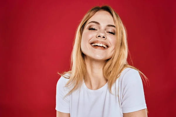 Mulher bonita sorriso branco t-shirt cortada ramos vermelho fundo — Fotografia de Stock