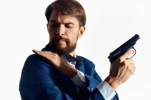 Man in een pak met een pistool levensstijl gangster maffia close-up — Stockfoto