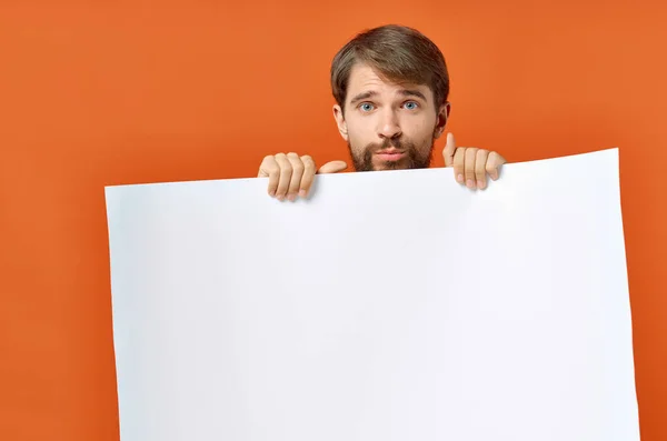 Elinde posterle turuncu arka planda sakallı adam Kopyalama Boşluğu — Stok fotoğraf