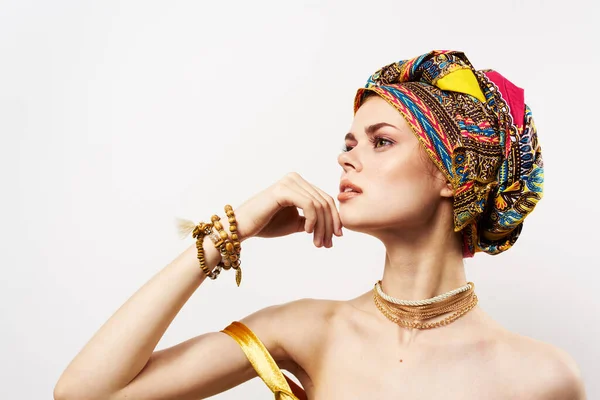 Όμορφη ανατολίτικη γυναίκα πολύχρωμο τουρμπάνι κοσμήματα γυμνοί ώμοι πολυτέλεια — Φωτογραφία Αρχείου
