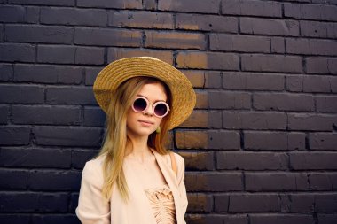 Sokak yürüyüşünde güneş gözlüklü zarif bir kadın.