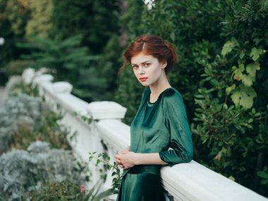 Siyah elbiseli kadın çekici görünüyor. Romantik mimari yürüyüşü.