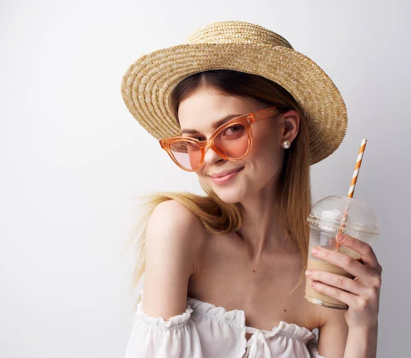 Jolie femme gaie dans les lunettes de chapeau d'été boire divertissement — Photo