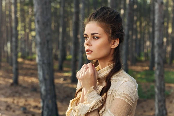 女性のドレスで森の美しい髪型ヴィンテージ妖精魔女モデル — ストック写真