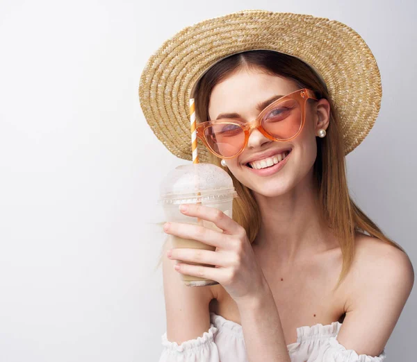 Yazlık şapkalı neşeli güzel kadın eğlence içkisi içiyor. — Stok fotoğraf