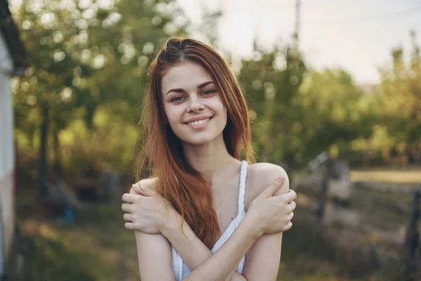 Glückliche Frau gestikuliert mit den Händen im Garten Sommerbäume Urlaub — Stockfoto