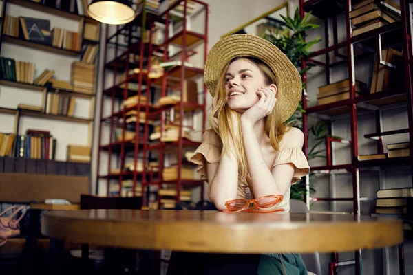 Hermosa mujer en elegancia sombrero biblioteca comunicación de vacaciones —  Fotos de Stock