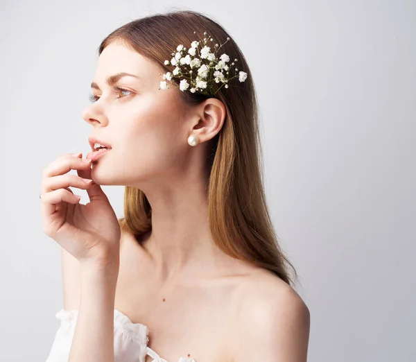 Elegantní žena květiny v vlasy dekorace luxusní zábavný model — Stock fotografie