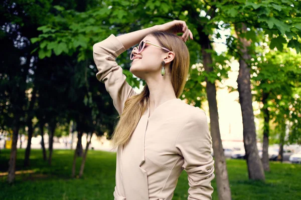 Mulher bonita em óculos de sol ao ar livre em árvores verdes viagem parque — Fotografia de Stock