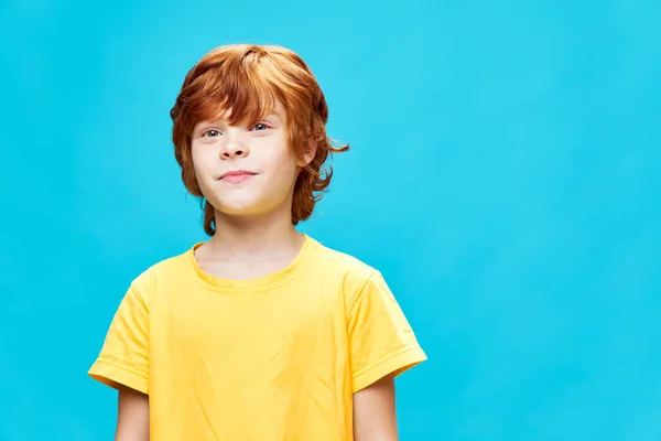 Porträtt av rödhårig pojke gul t-shirt studio beskärd vy närbild — Stockfoto