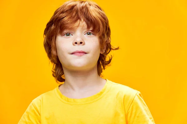 Vörös hajú fiú vágott kilátás közelkép stúdió — Stock Fotó